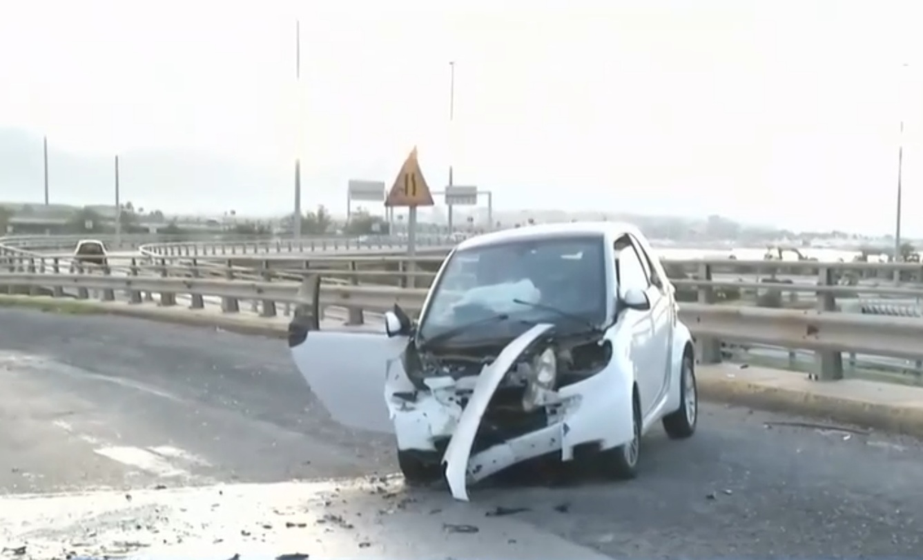 Σοβαρό τροχαίο τα ξημερώματα στο Παλαιό Φάληρο: ΙΧ μπήκε στο αντίθετο ρεύμα, συγκρούστηκε με άλλο όχημα και κάηκε ολοσχερώς