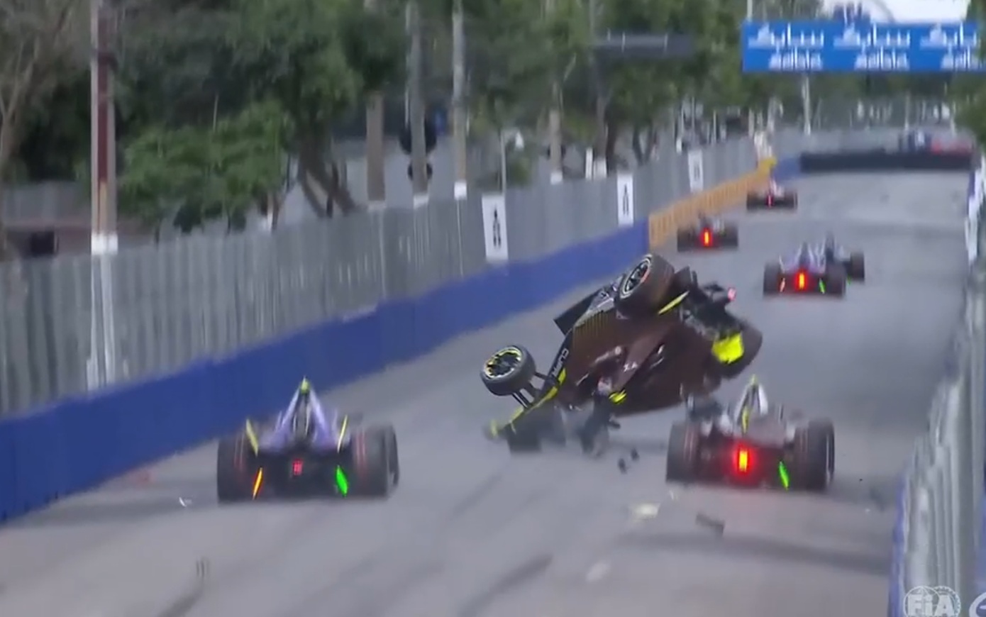 Σοκαριστικό ατύχημα σε αγώνα Formula E στο Σάο Πάολο: Μονοθέσιο απογειώθηκε και συνετρίβη με τούμπες &#8211; Σώος ο πιλότος