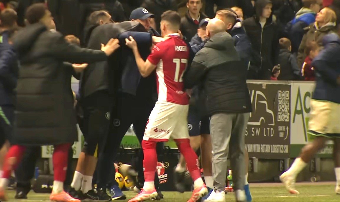 Σύρραξη στο Μπρίστολ Σίτι-Μίλγουολ: Παίκτες και προπονητές ήρθαν στα χέρια μετά τη λήξη του ντέρμπι της Championship