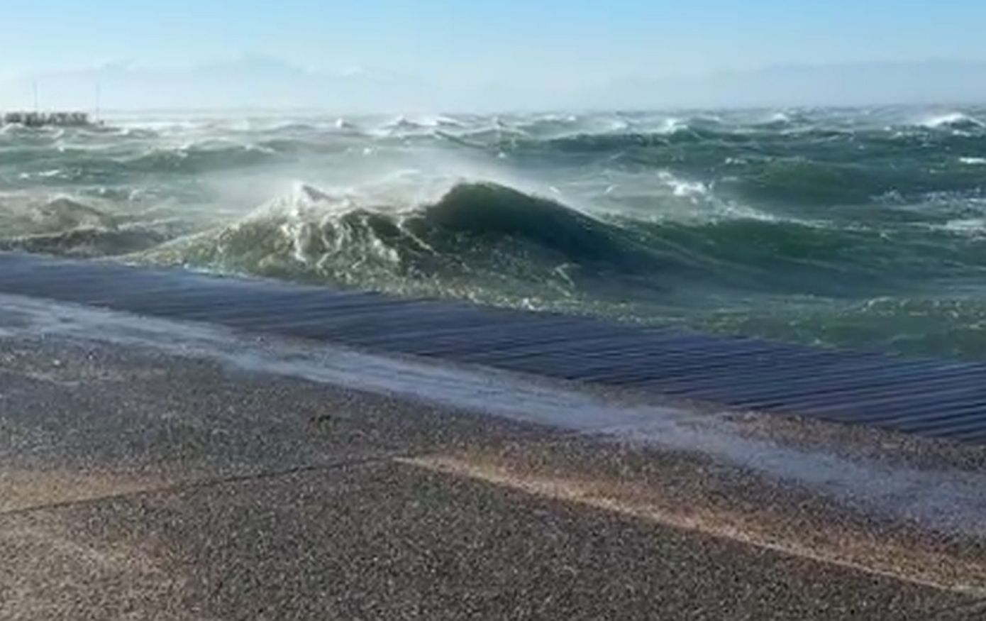 Οι θυελλώδεις άνεμοι ξεπέρασαν τα 115 χλμ. την ώρα στο Θερμαϊκό &#8211; Δείτε βίντεο