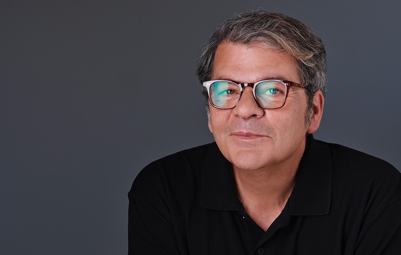 Πέτρος Ζούλιας: Στις παραστάσεις, άλλοτε θίγονται δεξιοί θεατές και άλλοτε αριστεροί &#8211; Τα κακώς κείμενα ανήκουν και στις δύο παρατάξεις