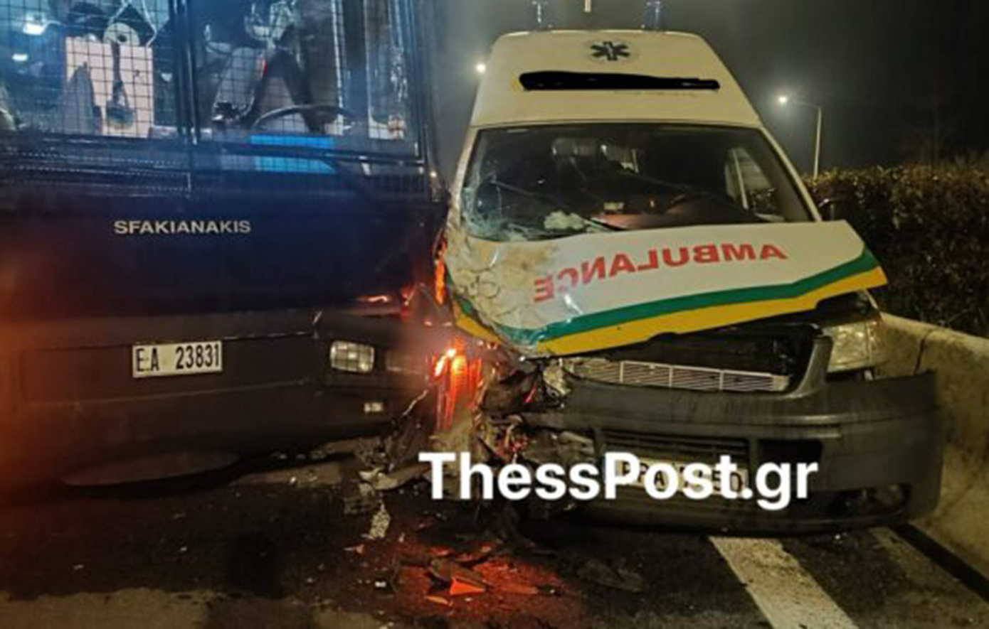 Ασθενοφόρο έπεσε σε κλούβα της ΕΛ.ΑΣ. στον Πλατύκαμπο – Τραυματίστηκε ο συνοδηγός