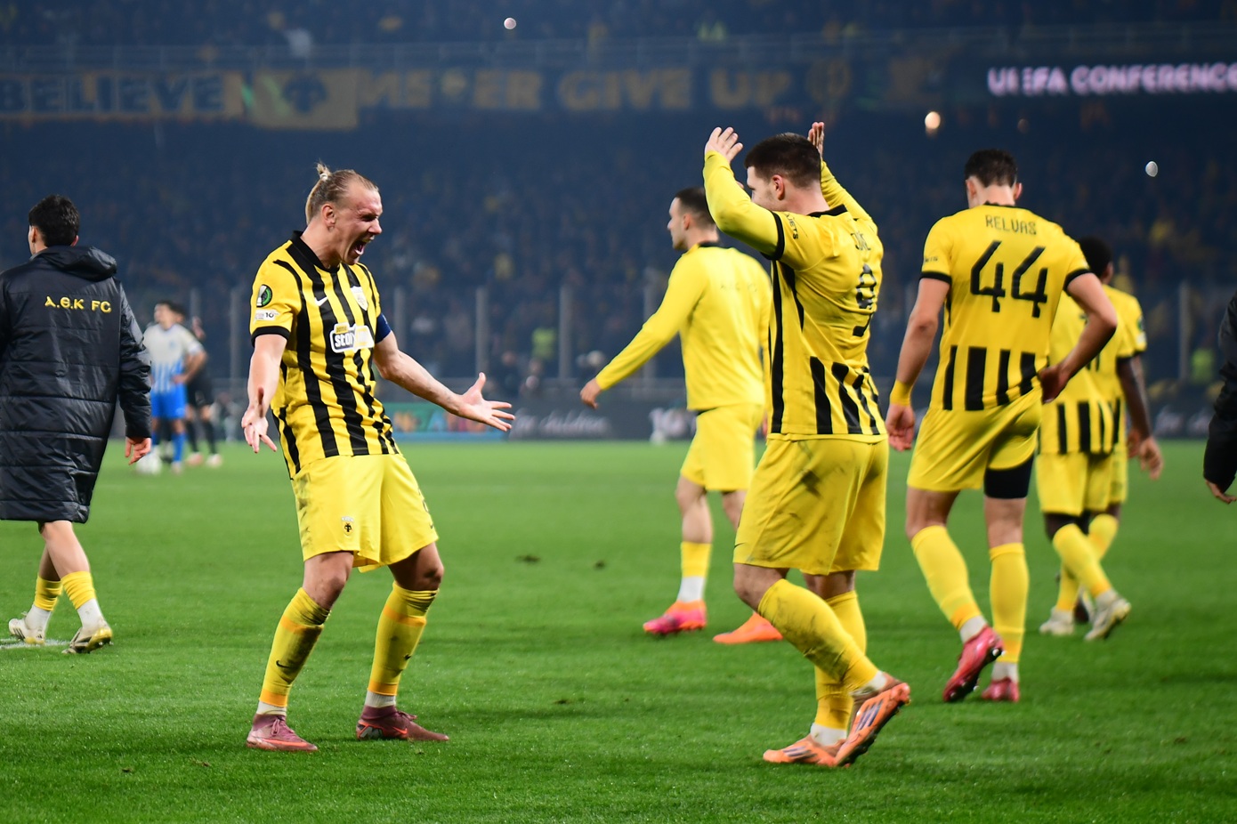 Με συγκλονιστικό φινάλε η ΑΕΚ τερμάτισε 3η στη βαθμολογία του Conference League