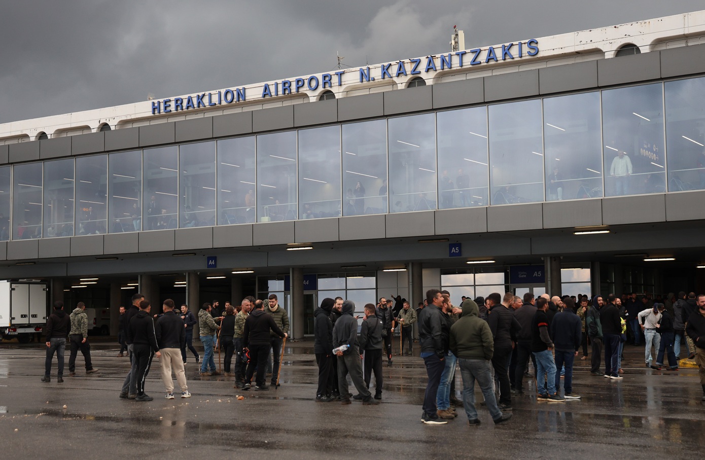 Οι αγρότες έκλεισαν ξανά το αεροδρόμιο στο Ηράκλειο – Η συντονιστική αποφασίζει αύριο για τα επόμενα βήματα