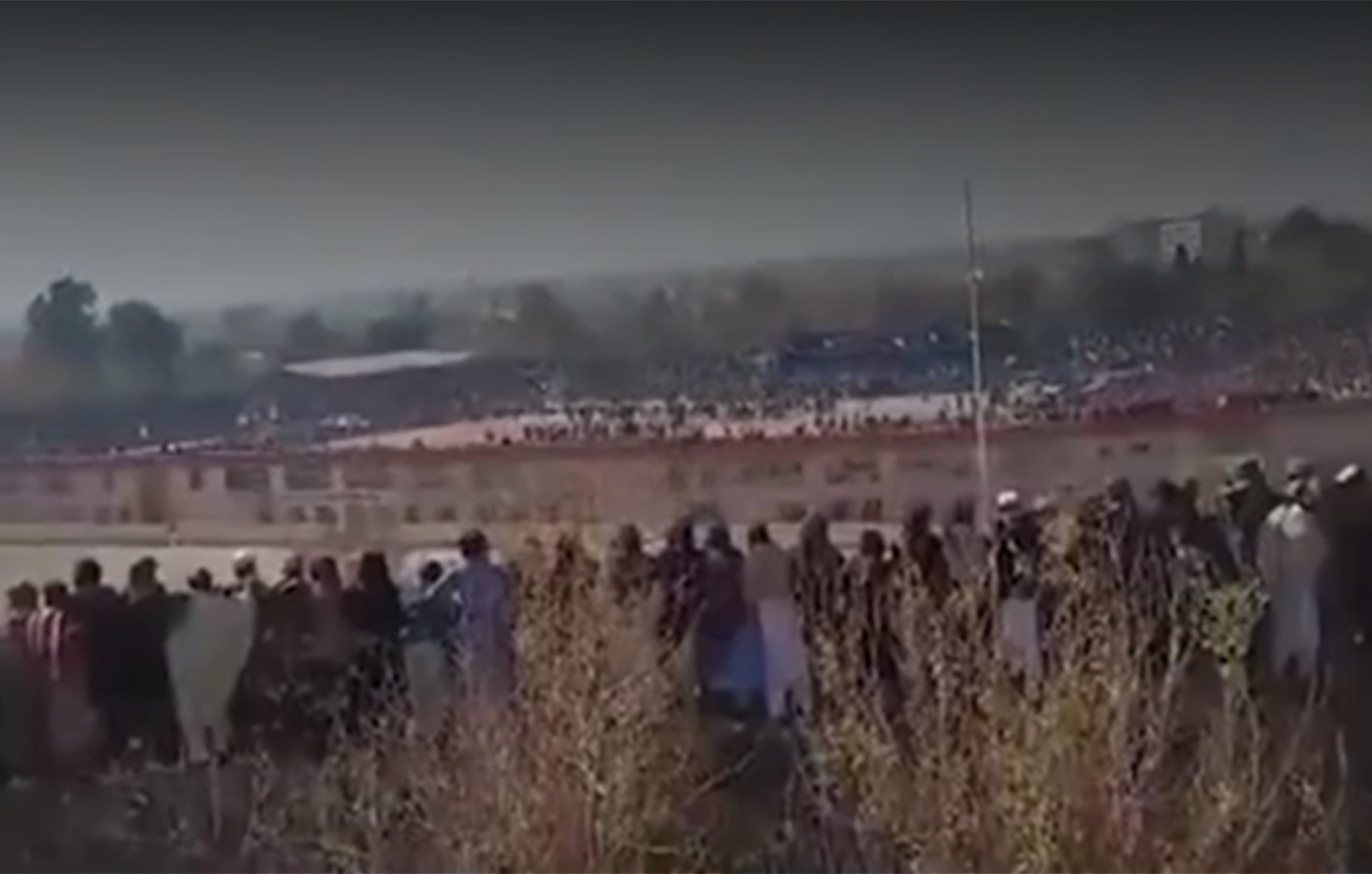 Ακρότητα στο Αφγανιστάν: 13χρονος εκτέλεσε τον δολοφόνο της οικογένειάς του σε στάδιο με 80.000 θεατές