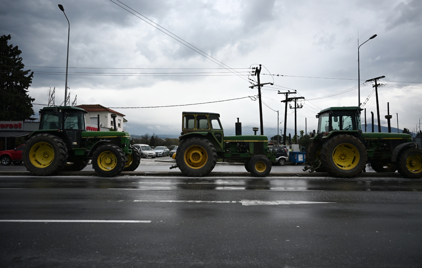 Χιλιάδες αγρότες στους δρόμους &#8211; Κλιμακώνονται τα μπλόκα σε όλη τη χώρα, πού έχουν στηθεί αποκλεισμοί