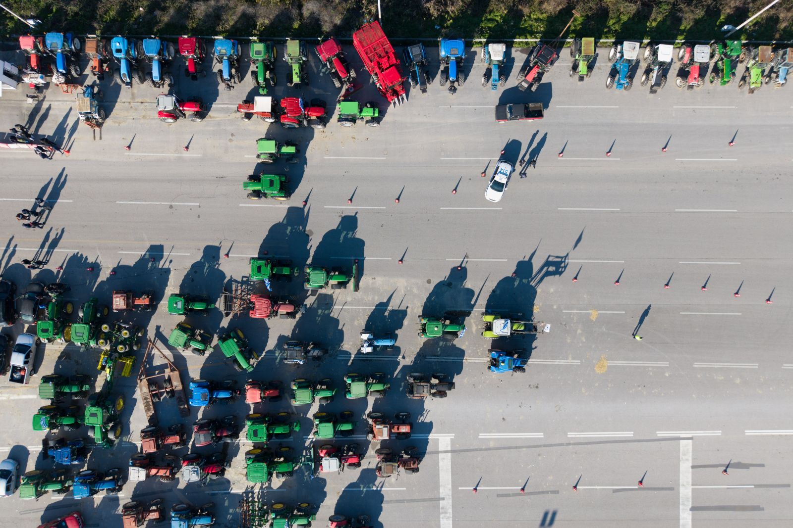 Πώς «φαγώθηκαν» οι αγροτικές επιδοτήσεις: Οι καταστροφικοί χειρισμοί, τα μπλόκα και ο υπουργός με τις δύο νεαρές δεσποινίδες