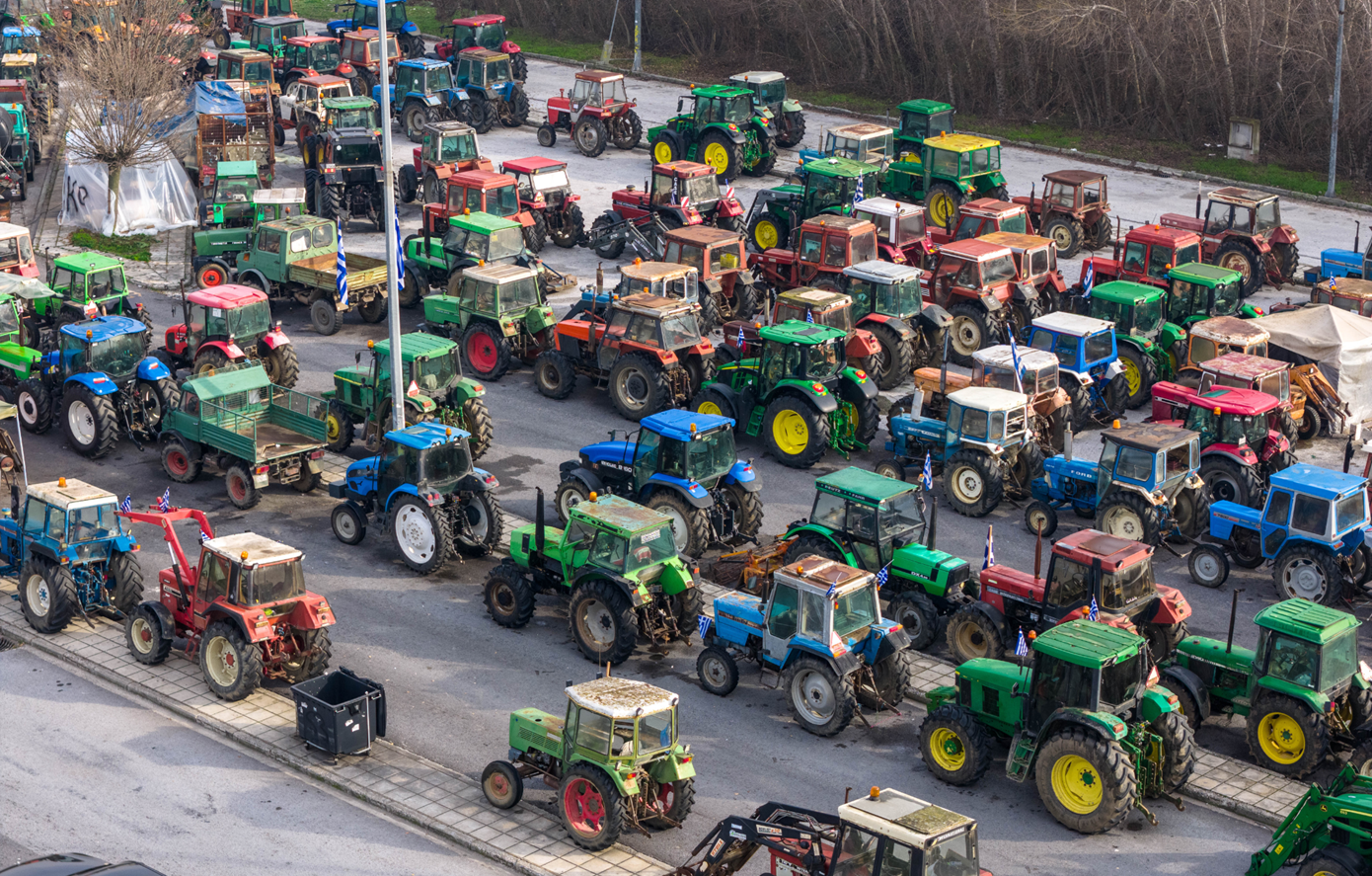 Κλιμακώνουν οι αγρότες, παρά το «ναι» της κυβέρνησης σε διάλογο: Πού στήνουν μπλόκα, μέσα στις γιορτές οι νέες αποφάσεις