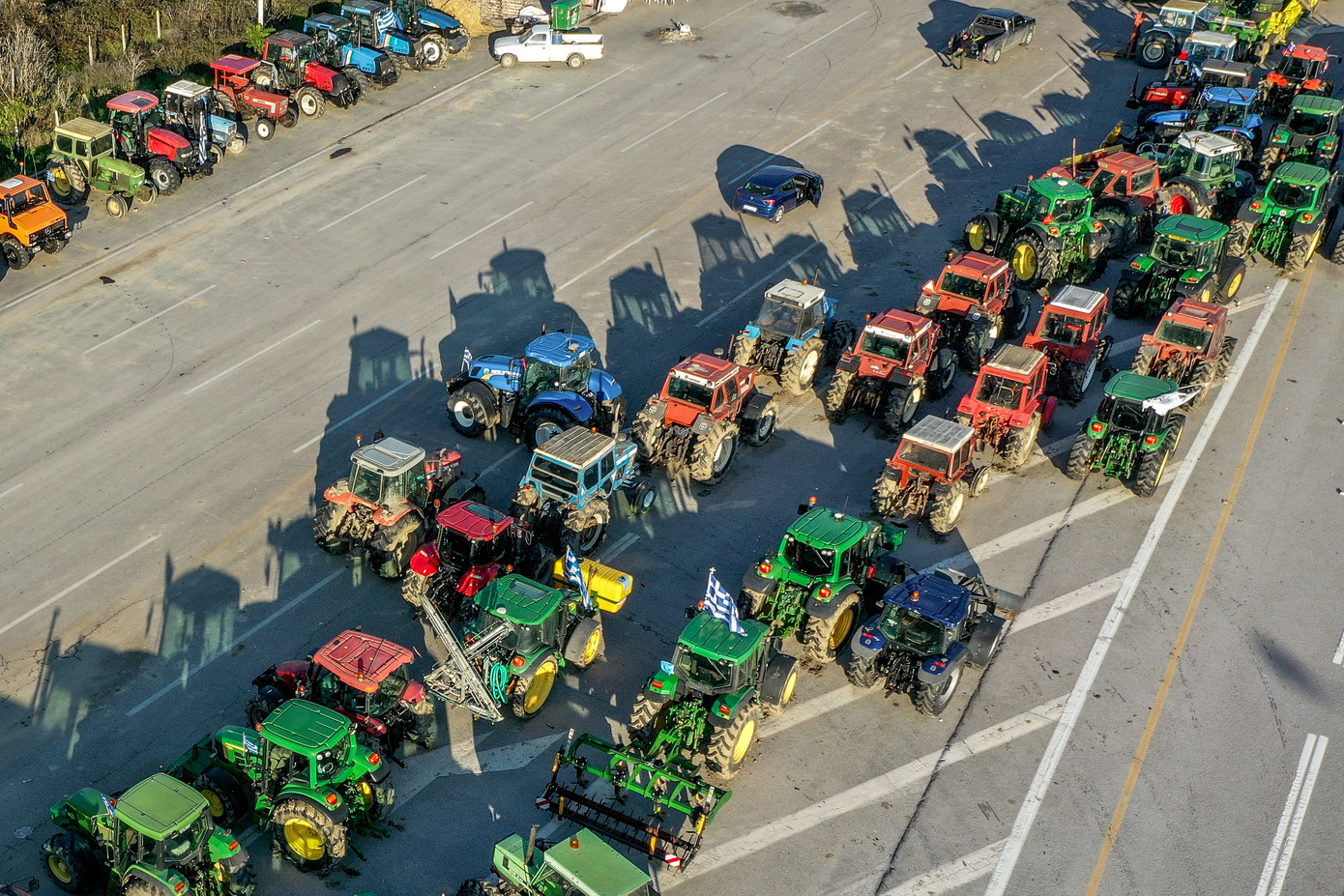 Βήμα πίσω δεν κάνουν οι αγρότες, κλιμακώνουν τις κινητοποιήσεις και ενισχύουν τα μπλόκα &#8211; Crash test ο αποκλεισμός στο λιμάνι του Βόλου