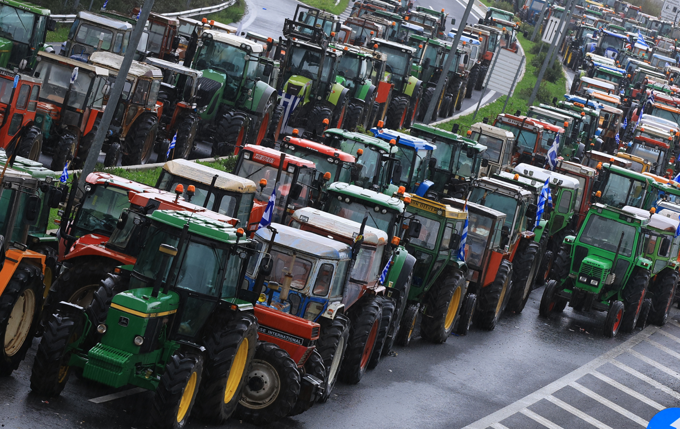 Κλιμακώνουν οι αγρότες από τη Δευτέρα &#8211; Στο νοσοκομείο αστυνομικός από τα επεισόδια στα Πράσινα Φανάρια