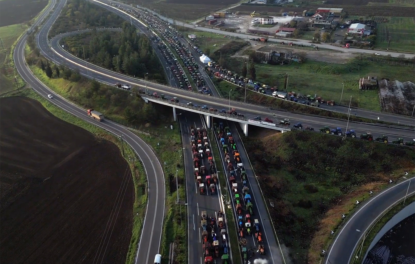 Εντυπωσιακές εικόνες από drone στο ενισχυμένο μπλόκο των αγροτών στη Νίκαια &#8211; Ένα απέραντο «πάρκινγκ»