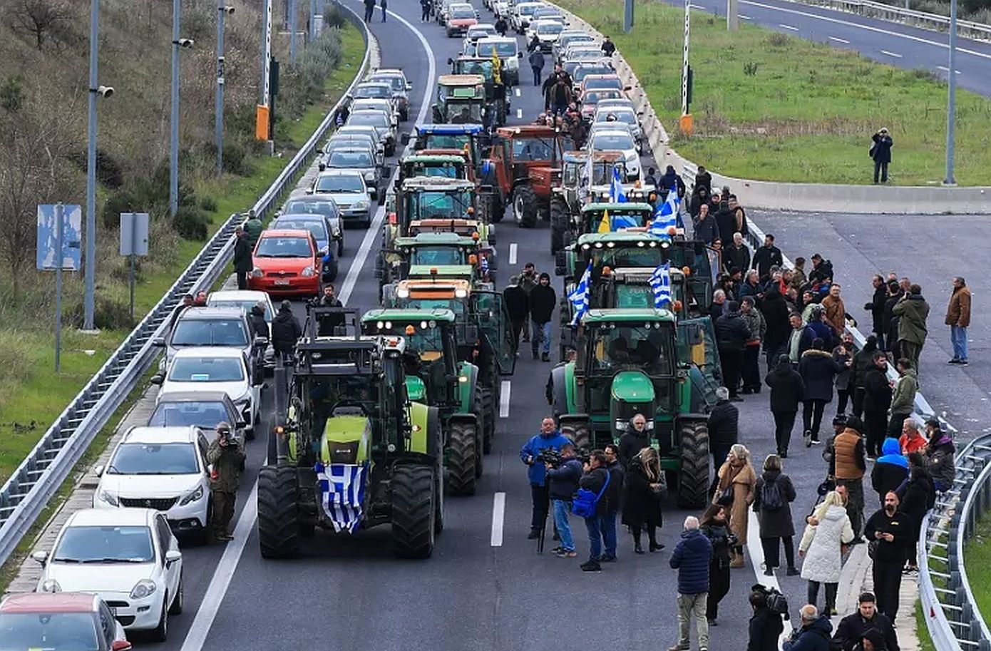 Δεκαοκτώ μπλόκα θέλουν ουσιαστικό διάλογο και ζητούν συνάντηση με την κυβέρνηση &#8211; «Σε αυτόν τον αγώνα δεν περισσεύει κανείς»