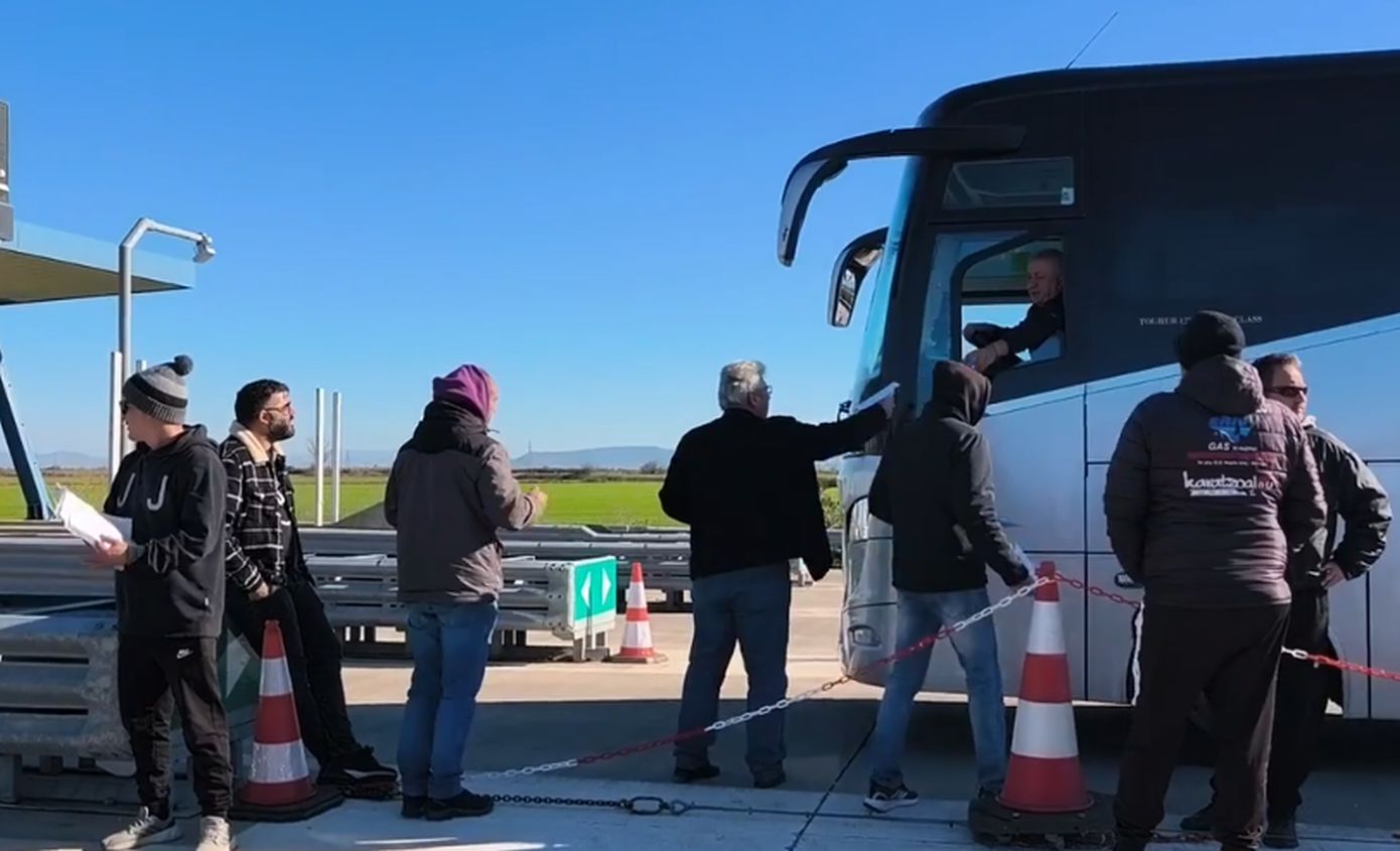 Αγρότες σήκωσαν τις μπάρες διοδίων στην Καρδίτσα &#8211; Παραμένουν στα μπλόκα