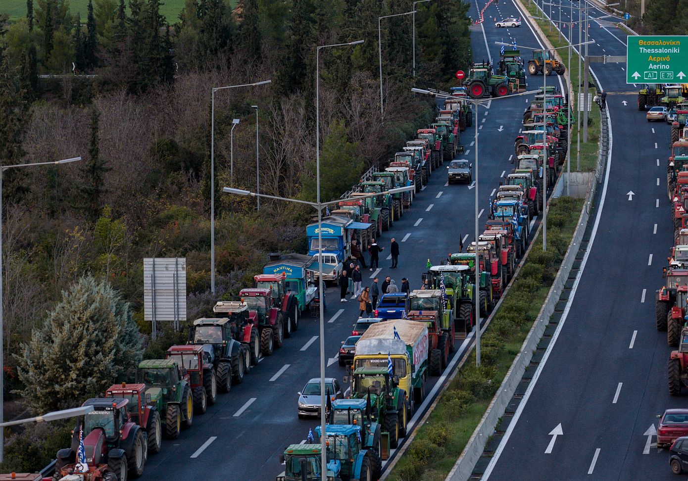 Κλιμακώνουν τις κινητοποιήσεις τους οι αγρότες: Πολλαπλασιάζονται τα μπλόκα σε κομβικά σημεία του εθνικού δικτύου