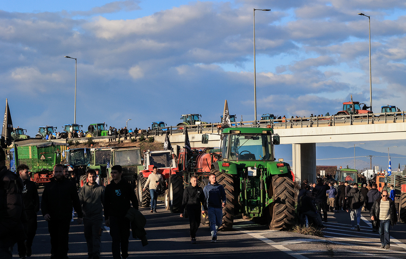 Κλιμακώνουν οι αγρότες και δηλώνουν αποφασισμένοι να μείνουν στους δρόμους μέχρι τα Χριστούγεννα