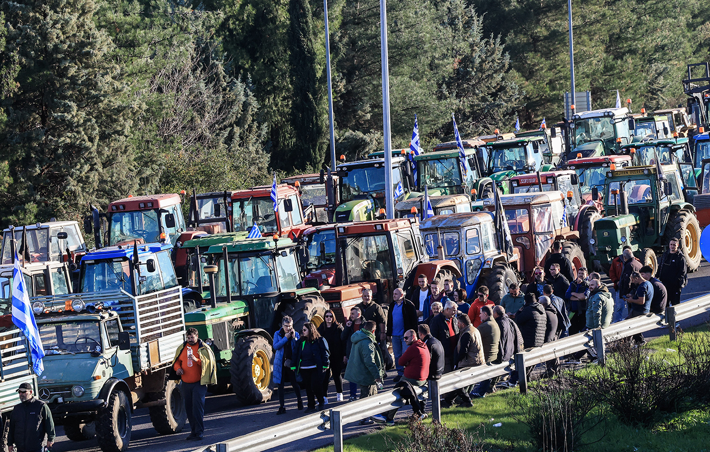 Βήμα πίσω δεν κάνουν οι αγρότες &#8211; Παραμένει αποκλεισμένη η Εθνική Οδός Αθηνών-Θεσσαλονίκης στο ύψος της Νίκαιας