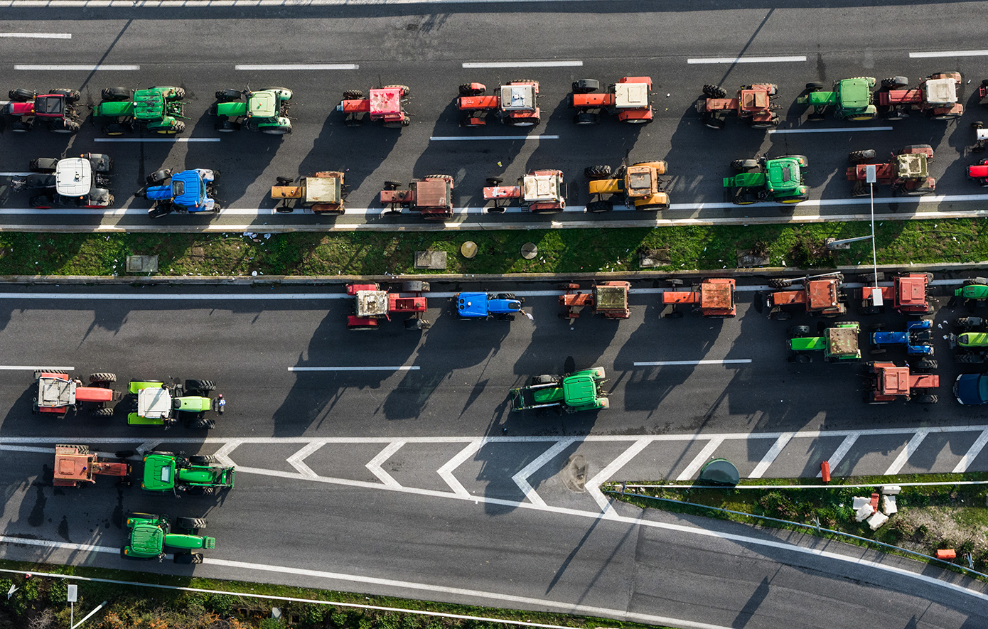 Εντυπωσιακές εικόνες από drone στο ενισχυμένο μπλόκο των αγροτών στη Νίκαια