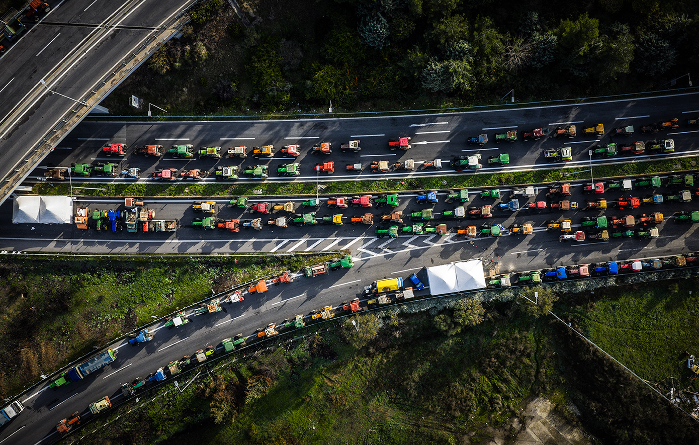 Εντυπωσιακές εικόνες από drone στο ενισχυμένο μπλόκο των αγροτών στη Νίκαια &#8211; Ένα απέραντο «πάρκινγκ»