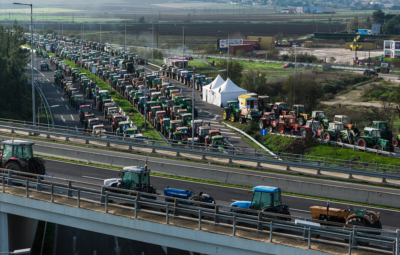 Κλιμακώνονται οι αγροτικές κινητοποιήσεις σε όλη την Ελλάδα: Μπλόκα σε Δομοκό, Θήβα και Ορχομενό &#8211; Άνοιξε το τελωνείο Ευζώνων