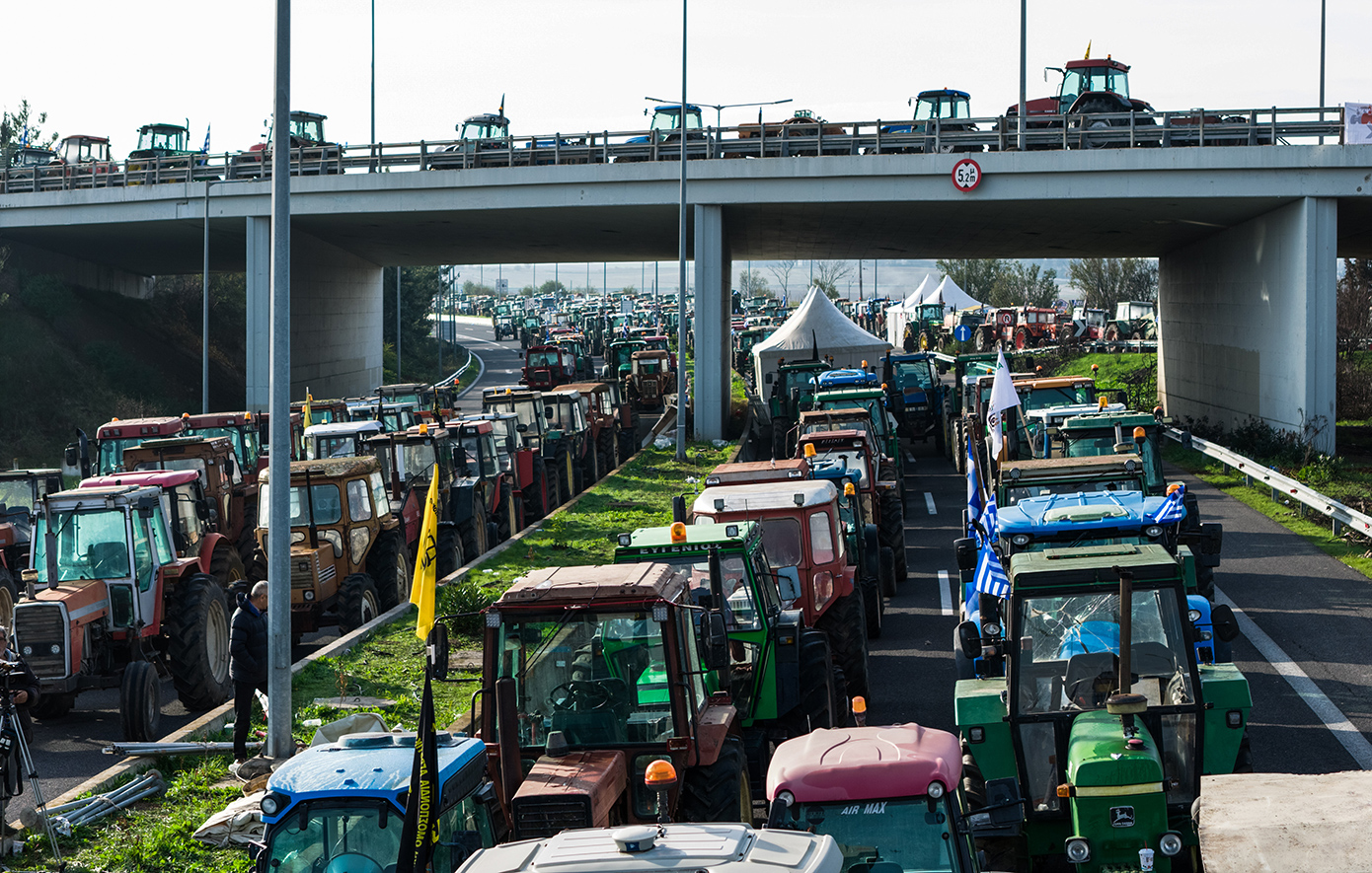 Σε θέση μάχης οι αγρότες &#8211; Στήνουν νέα μπλόκα σε όλη τη χώρα &#8211; Σε «ασφυξία» το οδικό δίκτυο