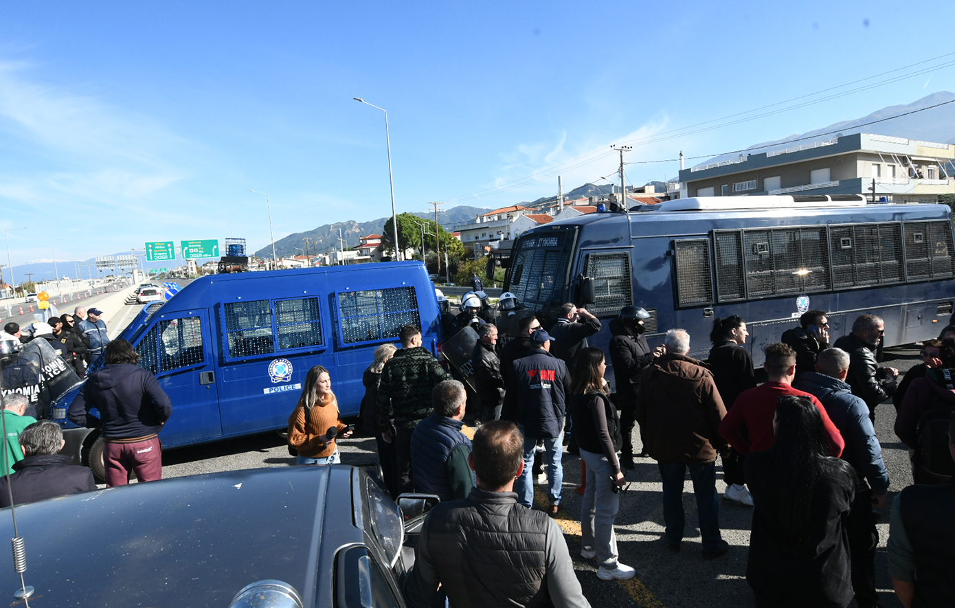 Ένταση στη γέφυρα Ρίου-Αντιρρίου: Αστυνομικοί μπλόκαραν τα τρακτέρ, πέρασαν πεζοί οι αγρότες