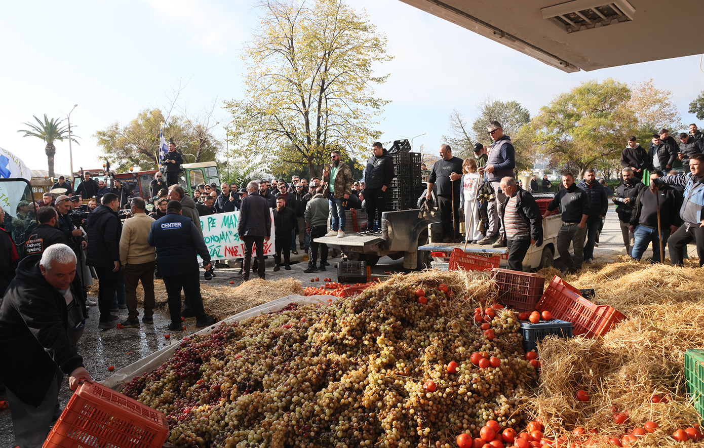 Χύνουν γάλα, πετάνε άχυρα και σταφύλια στους δρόμους οι αγρότες στην Καβάλα &#8211; Ένταση στις κινητοποιήσεις