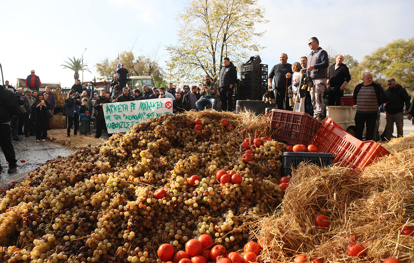 Χύνουν γάλα, πετάνε άχυρα και σταφύλια στους δρόμους οι αγρότες στην Καβάλα &#8211; Ένταση στις κινητοποιήσεις
