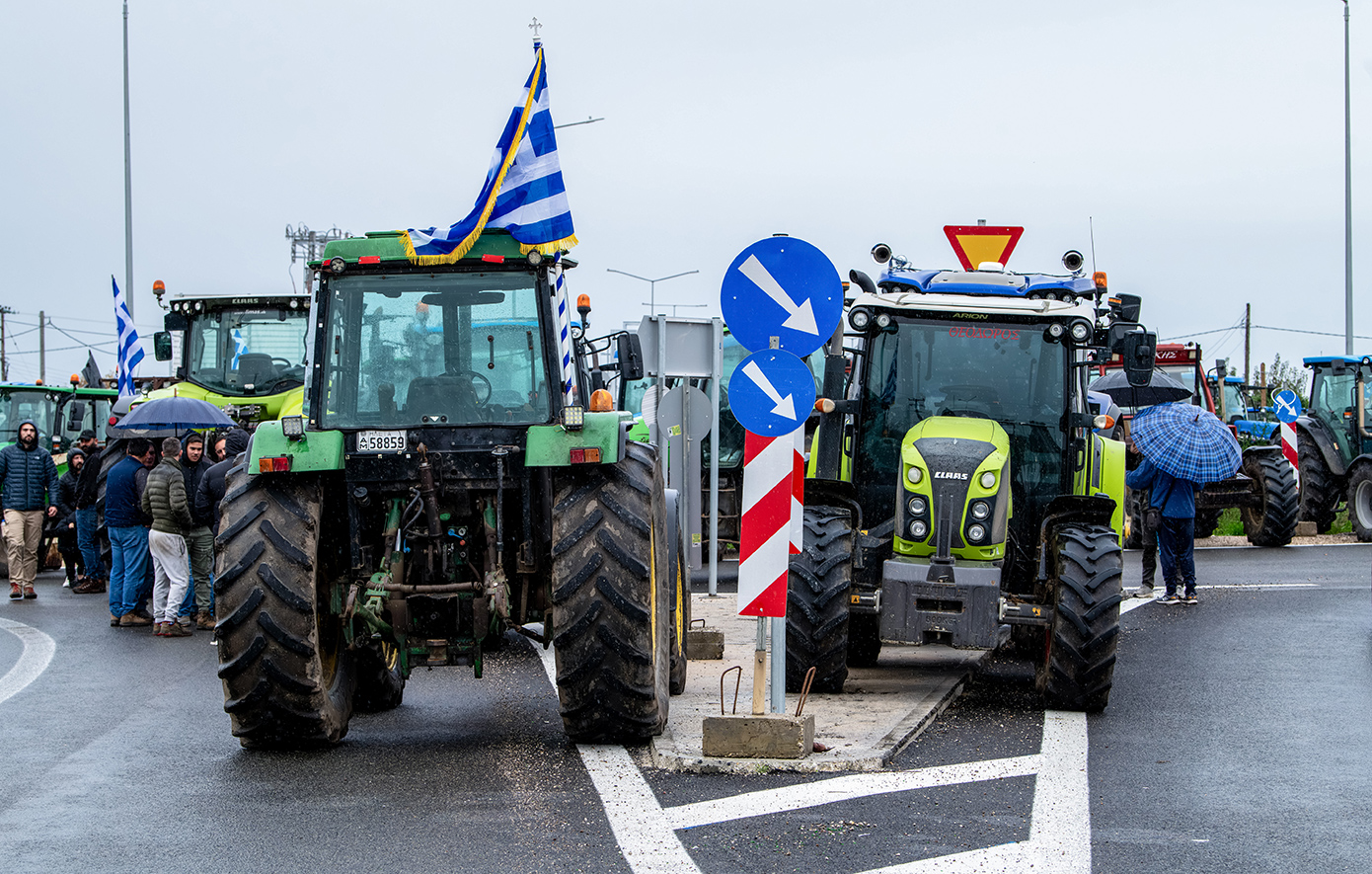 Αναβλήθηκε η δίκη των δύο συλληφθέντων αγροτών &#8211; Σε νέα κινητοποίηση συμπαράστασης κάλεσαν οι αγρότες του μπλόκου της Νίκαιας