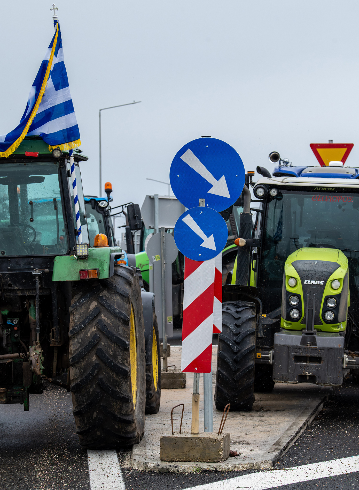 Αμετακίνητοι οι αγρότες &#8211; Θα μείνουν στους δρόμους μέχρι να ικανοποιηθούν τα αιτήματά τους &#8211; Στον «χορό» των κινητοποιήσεων και οι νεκροφόρες