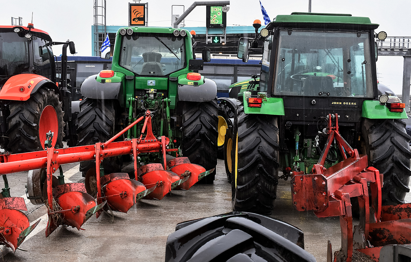 Πάνω από 6.000 τρακτέρ στους δρόμους &#8211; Βήμα πίσω δεν κάνουν οι αγρότες &#8211; 14 μέχρι στιγμής τα μπλόκα και ετοιμάζονται να τα διπλασιάσουν