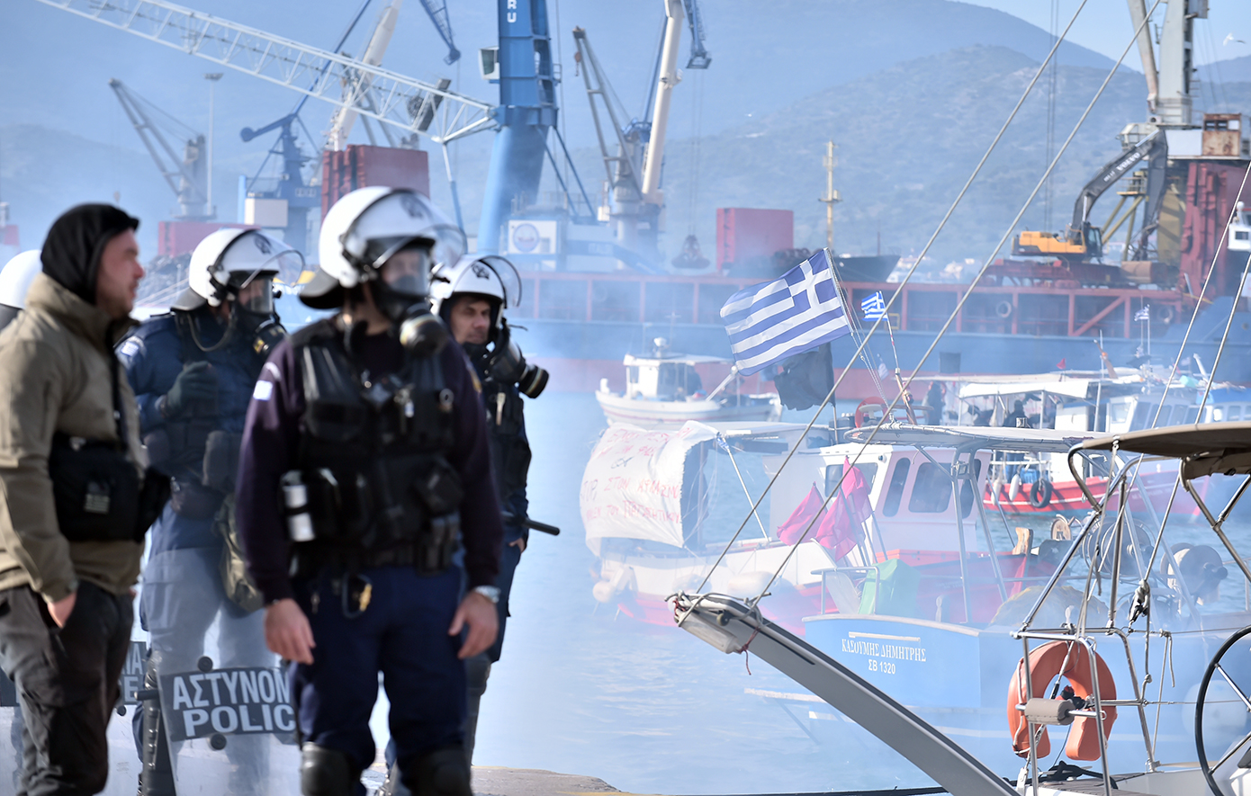Αποκλεισμένο το λιμάνι του Βόλου από στεριά και θάλασσα: Απόβαση αγροτών και ψαράδων με καϊκια &#8211; Ισχυρές δυνάμεις των ΜΑΤ στο σημείο