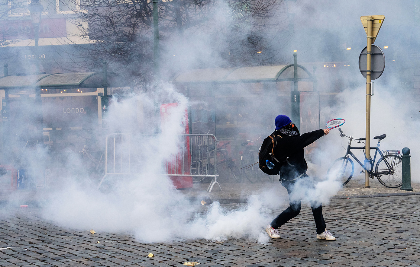 Πεδίο μάχης οι Βρυξέλλες: Χιλιάδες αγρότες με τρακτέρ στους δρόμους, φωτιές και χημικά από την αστυνομία