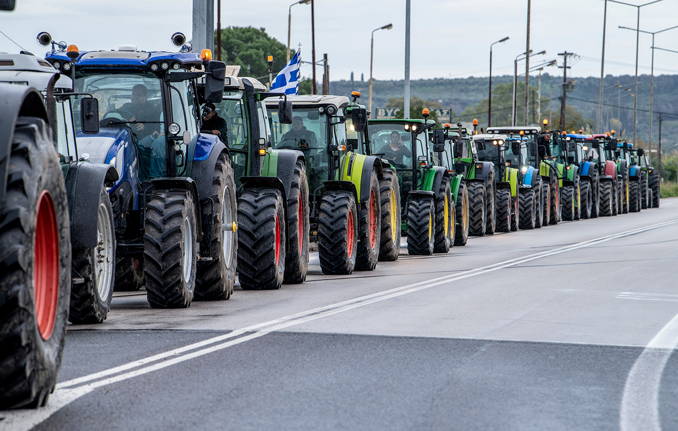 Βήμα πίσω δεν κάνουν οι αγρότες &#8211;  Ενισχύουν τα μπλόκα, κλείνουν δρόμους και ετοιμάζουν νέες κινητοποιήσεις
