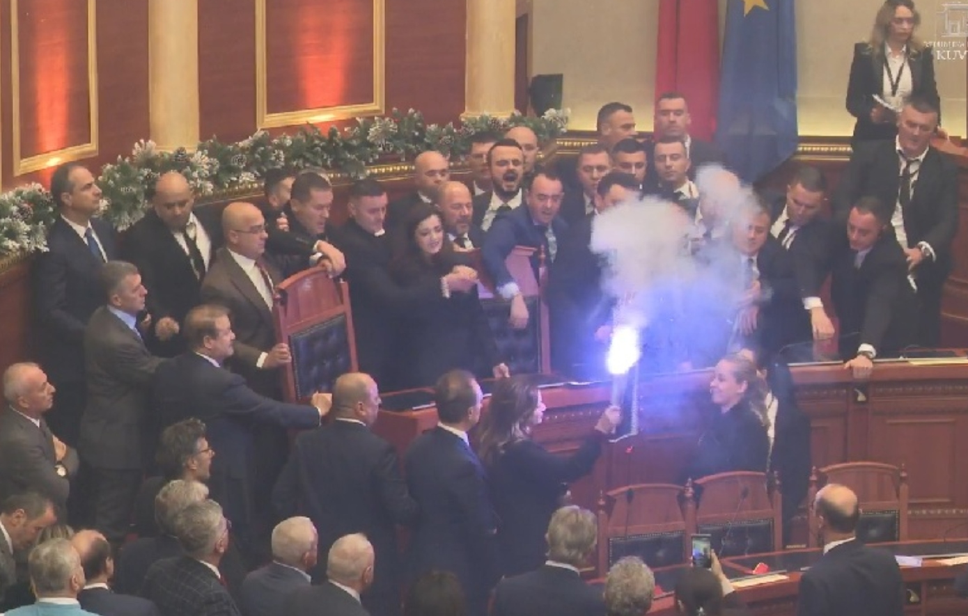 Χαμός στη Βουλή της Αλβανίας: Συγκρούσεις βουλευτών με αστυνομικούς για υπόθεση διαφθοράς