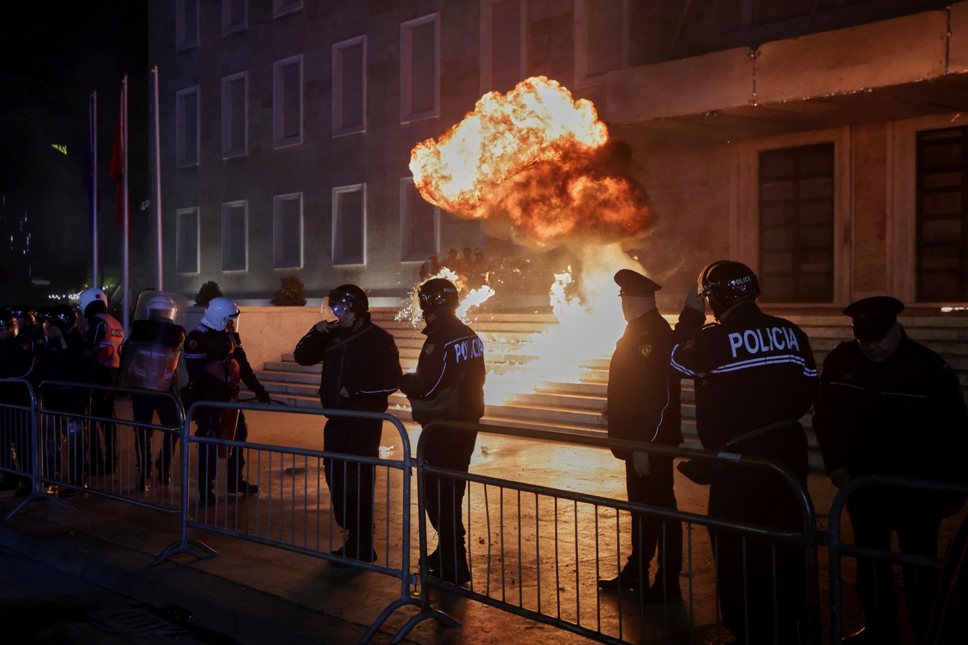 Διαδηλωτές πετάξαν μολότοφ σε αντικυβερνητική διαδήλωση στην Αλβανία – Αντιπρόεδρος του Ράμα κατηγορείται για διαφθορά
