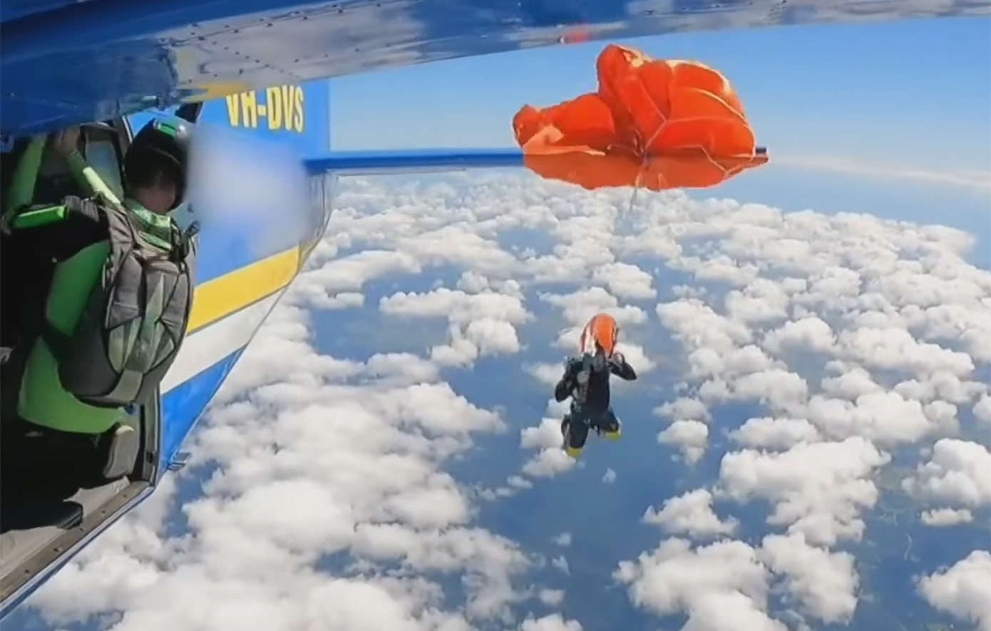 Βίντεο που κόβει την ανάσα: Αλεξίπτωτο πιάστηκε στην ουρά αεροπλάνου, κρεμόταν στον αέρα ο skydiver