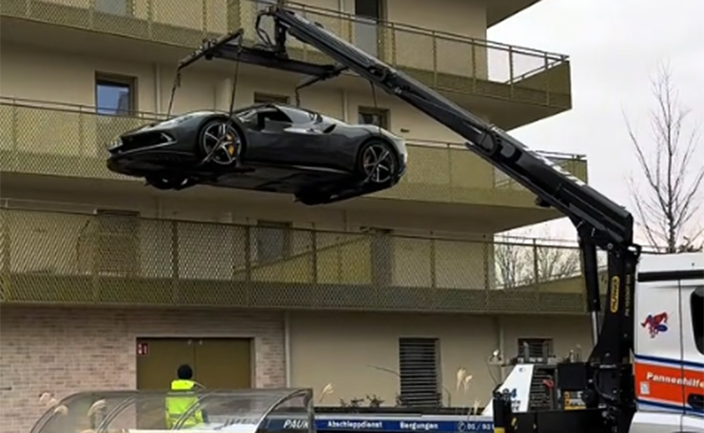 Επιχειρηματίας ανέβασε τη Ferrari του στο μπαλκόνι του σπιτιού του επειδή δεν έβρισκε θέση πάρκινγκ &#8211; Δείτε βίντεο