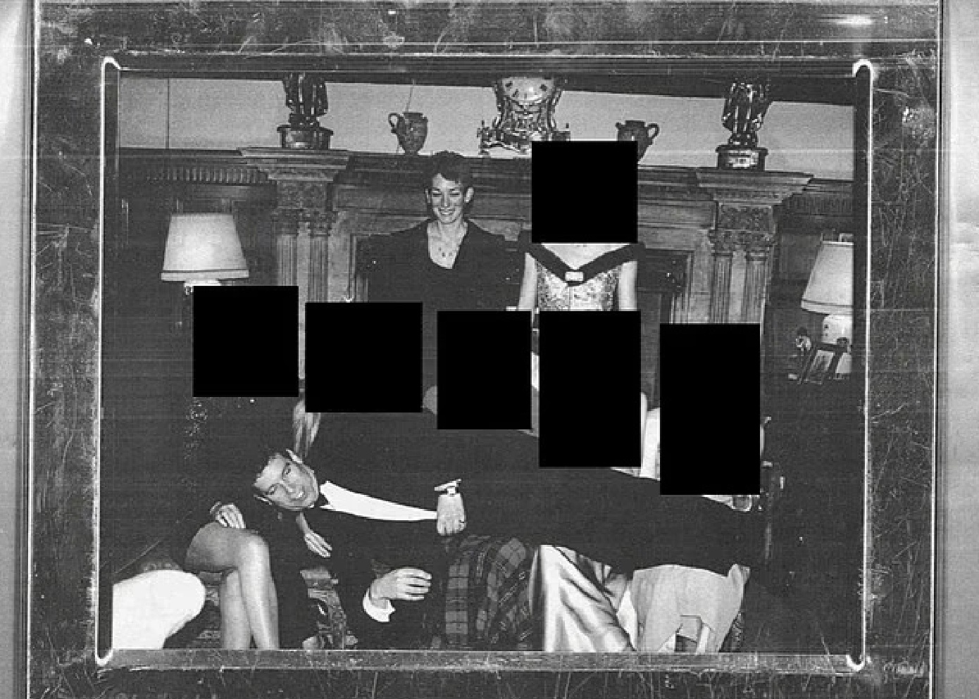 Σάλος στη Βρετανία: Ο έκπτωτος πρίγκιπας Άντριου ξαπλωμένος στα πόδια πέντε γυναικών