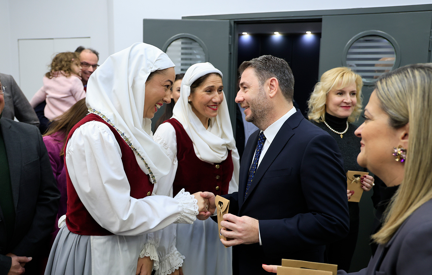 Πρωτοχρονιάτικα κάλαντα στον Νίκο Ανδρουλάκη από την αδελφότητα Κεφαλληνίων και Ιθακησίων Πειραιά