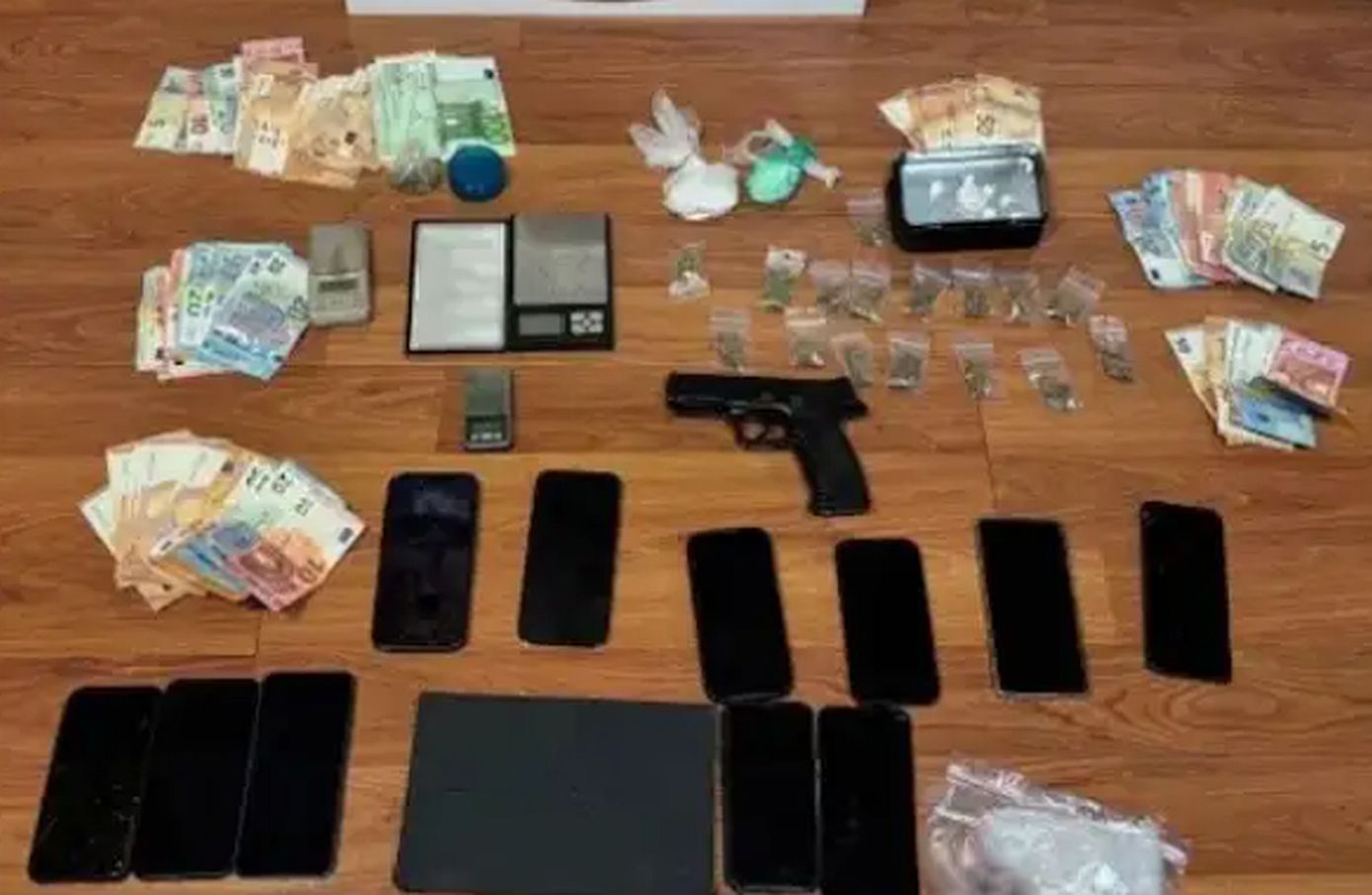 Βίντεο ντοκουμέντο από την εξάρθρωση της οργάνωσης που διακινούσε ναρκωτικά στα σχολεία &#8211; Βασανιστήρια σε όσους δεν υπάκουαν τις εντολές