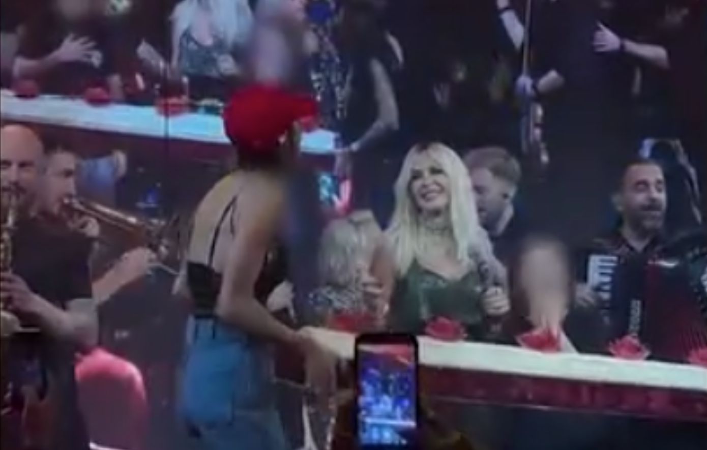 Η Άννα Βίσση γιόρτασε τα γενέθλιά της επί σκηνής: Η τεράστια τούρτα-έκπληξη από την κόρη και τα εγγόνια της που τράβηξε τα βλέμματα