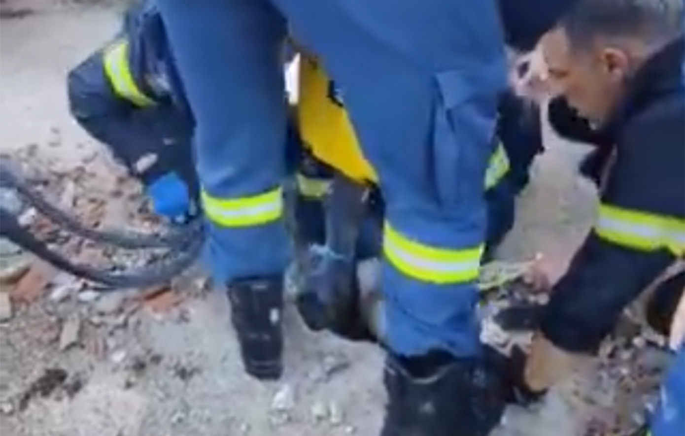 Με «χειρουργικές κινήσεις» πυροσβέστες διασώζουν δίχρονο αγόρι που έπεσε σε βόθρο στη Λευκάδα