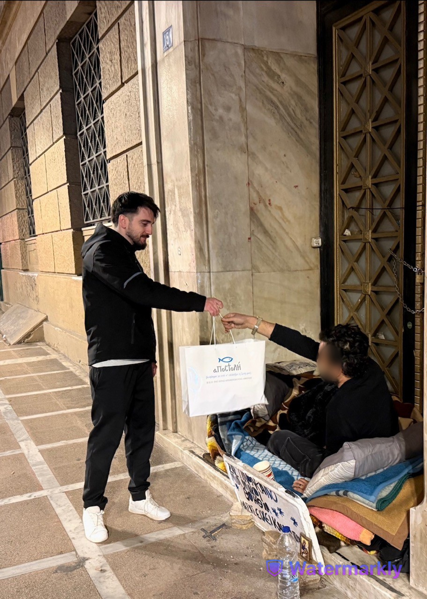 Φοιτητές μοίρασαν δέματα αγάπης σε αστέγους μαζί με την «Αποστολή» και τη «Νεότητα» της Ιεράς Αρχιεπισκοπής Αθηνών