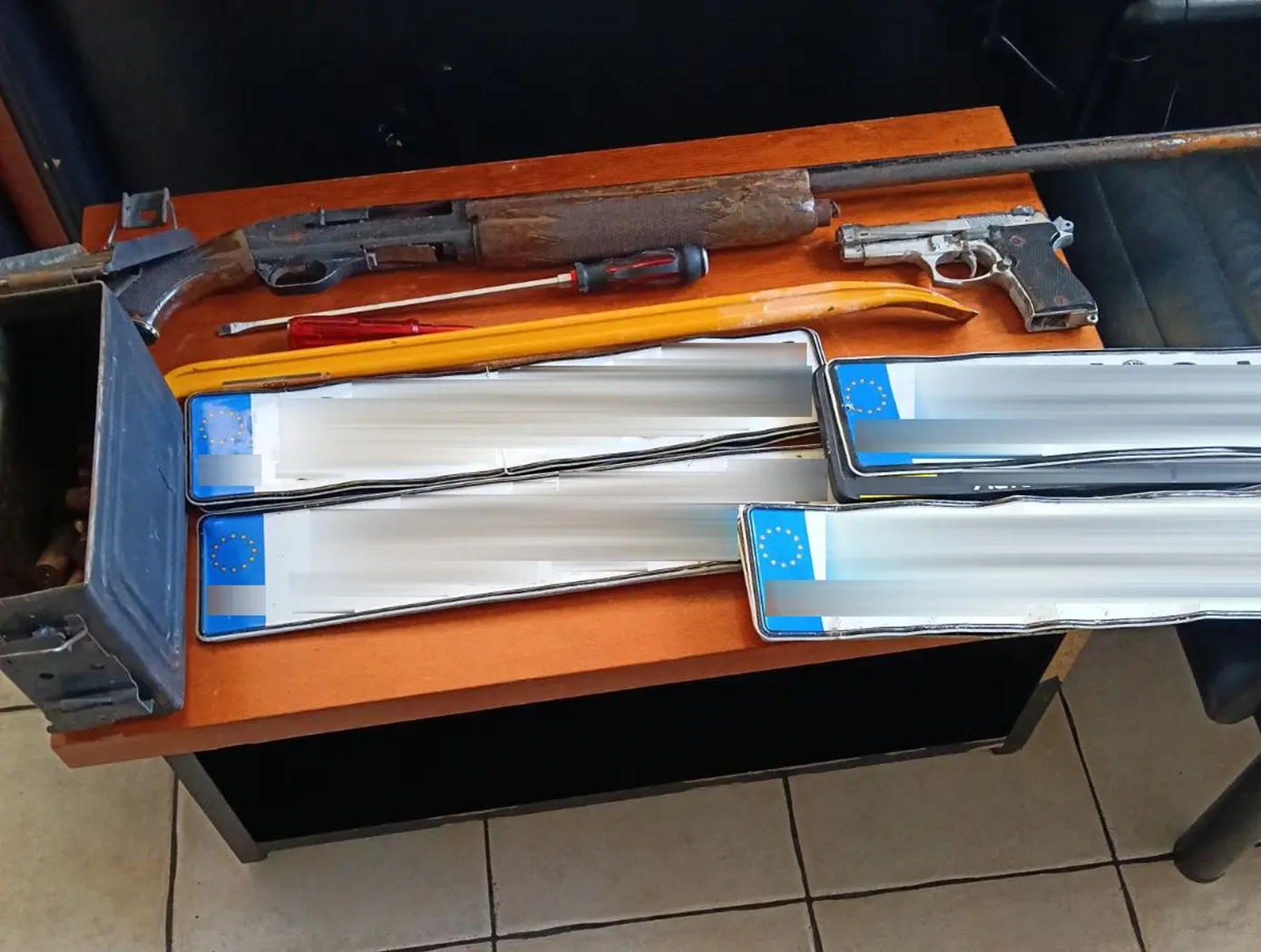 Αστυνομική επιχείρηση στον Ασπρόπυργο: Εφτά συλλήψεις – Κατασχέθηκαν όπλα και κλεμμένες πινακίδες κυκλοφορίας