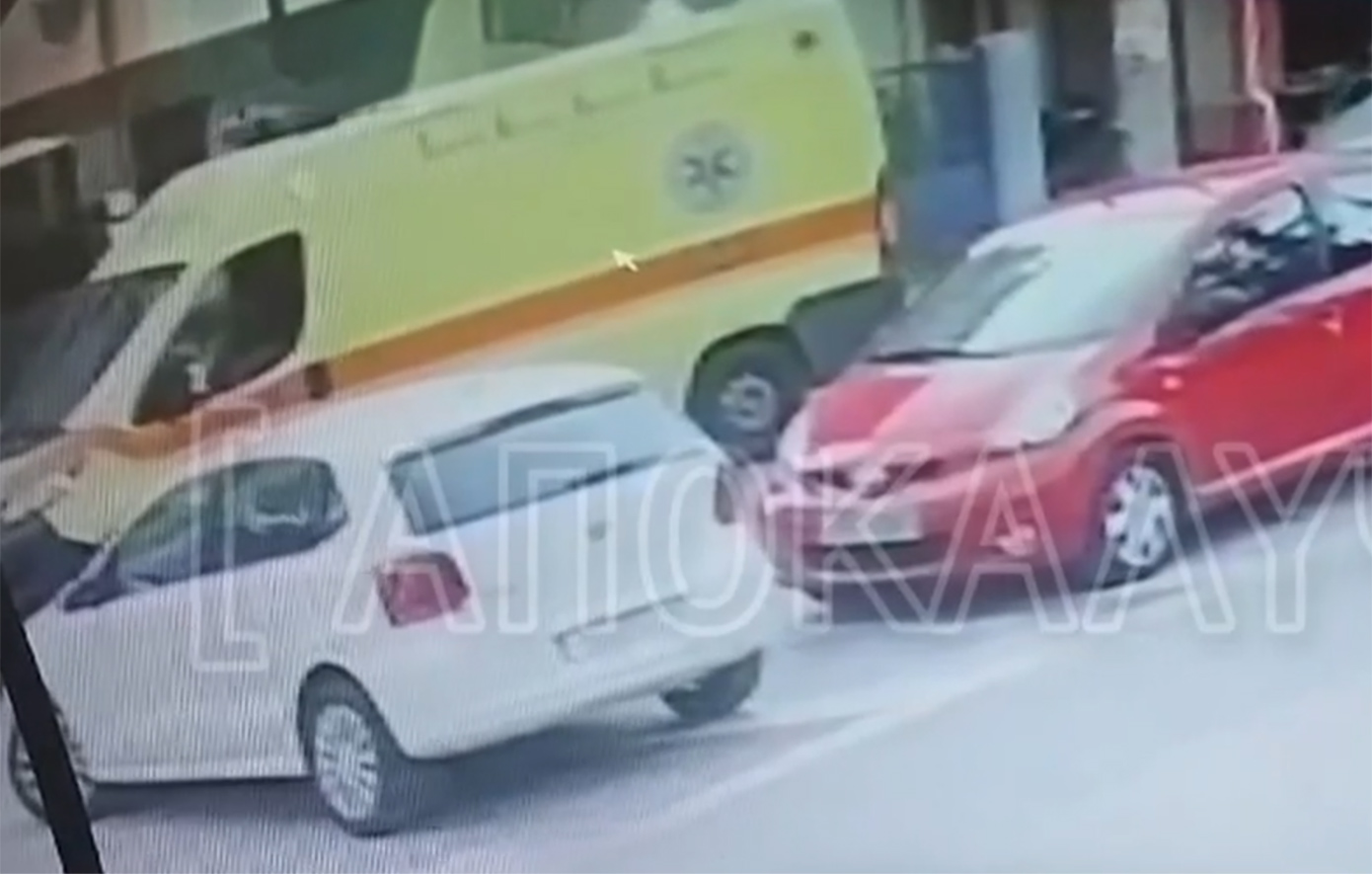 Η στιγμή που ασθενοφόρο παραλαμβάνει τον μαχαιρωμένο 14χρονο στο Χολαργό: Το μήνυμα για το ραντεβού-παγίδα