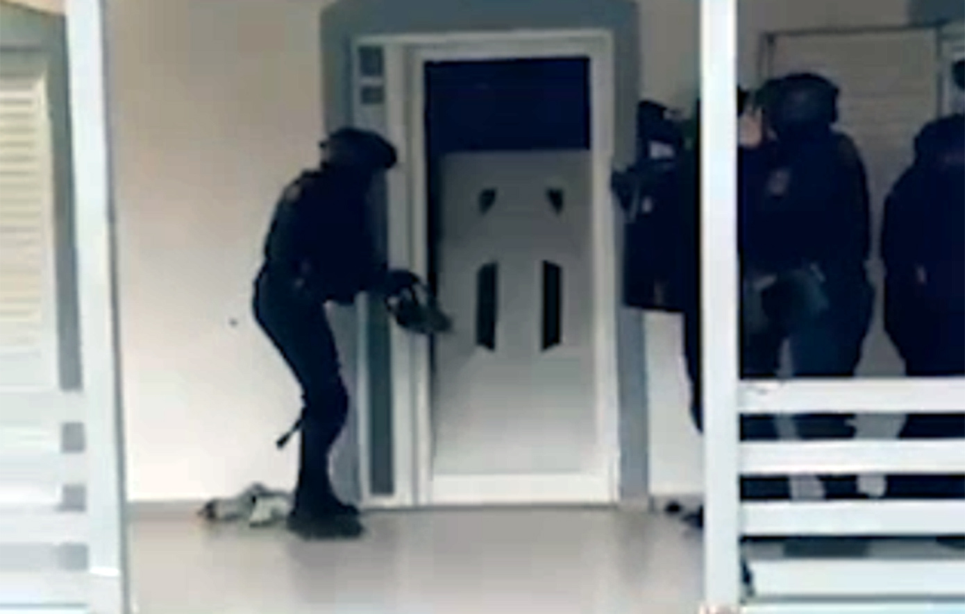 Πάνοπλοι αστυνομικοί σπάνε την πόρτα σπιτιού στη διάρκεια εφόδου για σπείρα που έκανε κλοπές και απάτες στην Αττική