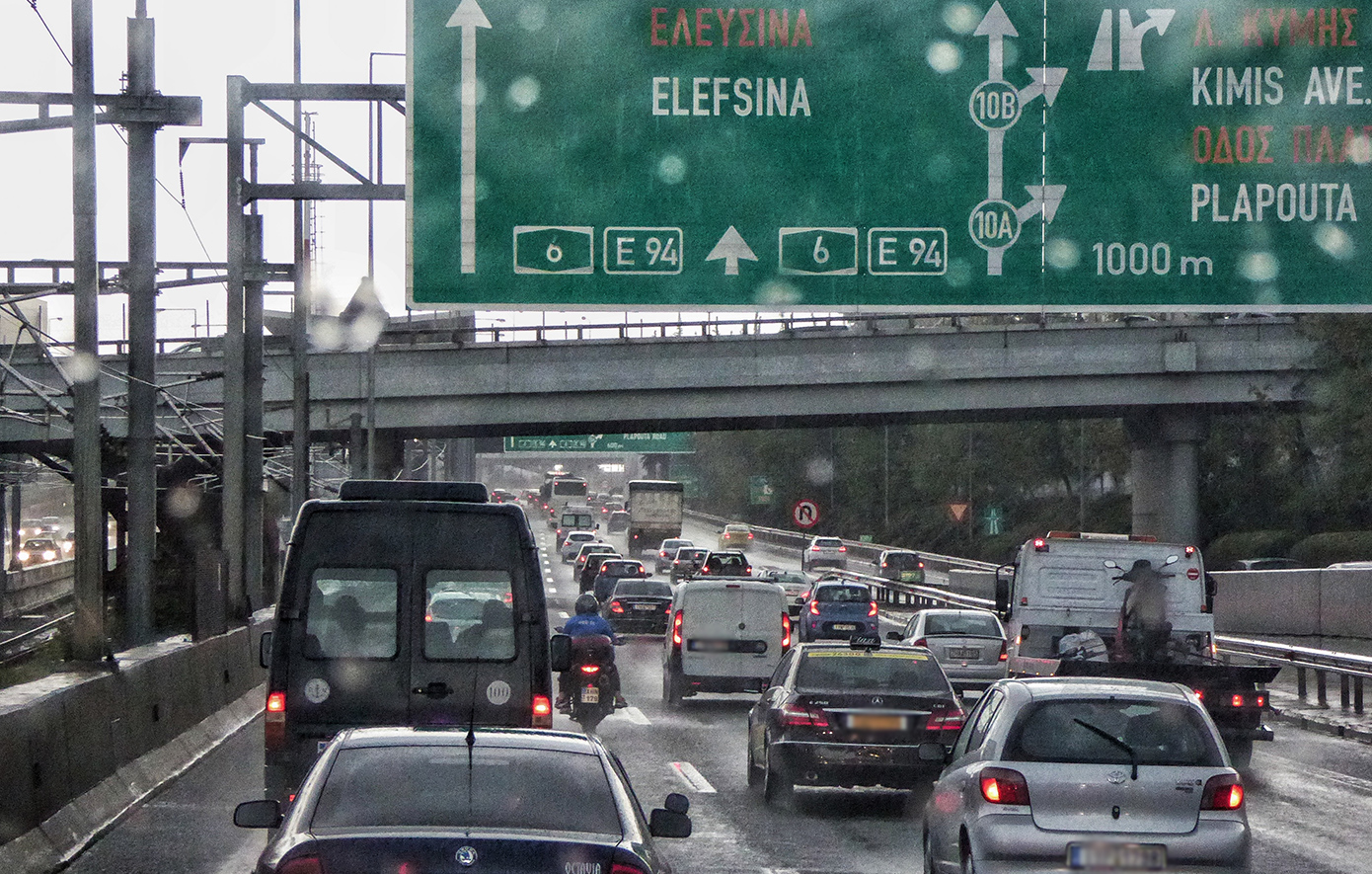Κίνηση τώρα: Προβλήματα στον Κηφισό, καθυστερήσεις στο κέντρο της Αθήνας και την Αττική Οδό