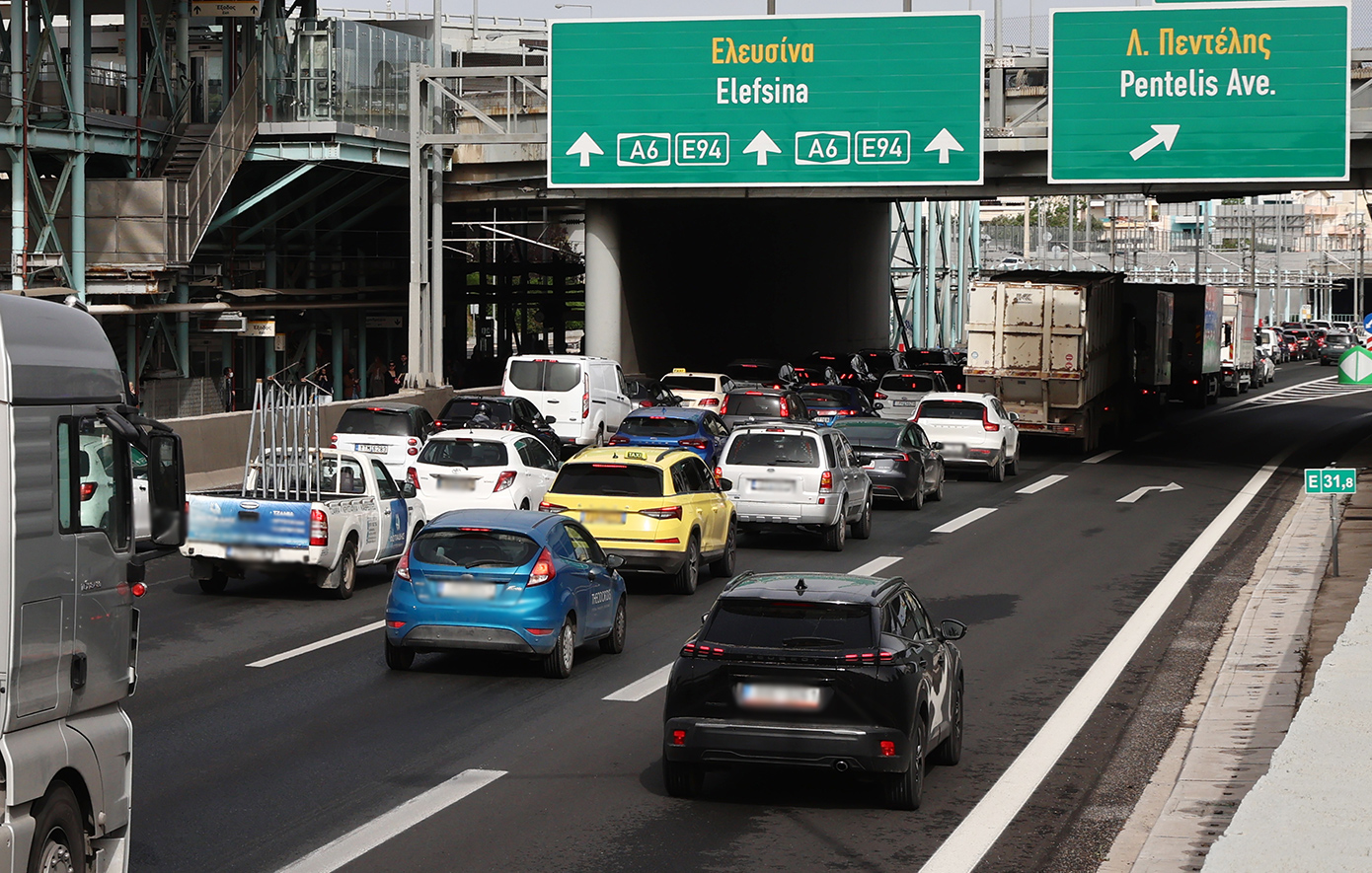 Στο κόκκινο οι δρόμοι: Μισάωρες καθυστερήσεις στην Αττική Οδό, μποτιλιάρισμα σε λεωφόρο Αθηνών και Κηφισό
