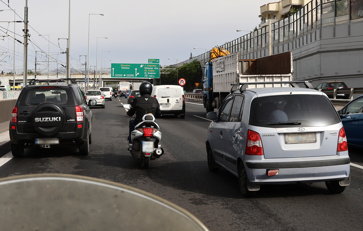 Κίνηση τώρα: Προβλήματα στον Κηφισό, καθυστερήσεις στο κέντρο της Αθήνας και στην Αττική Οδό