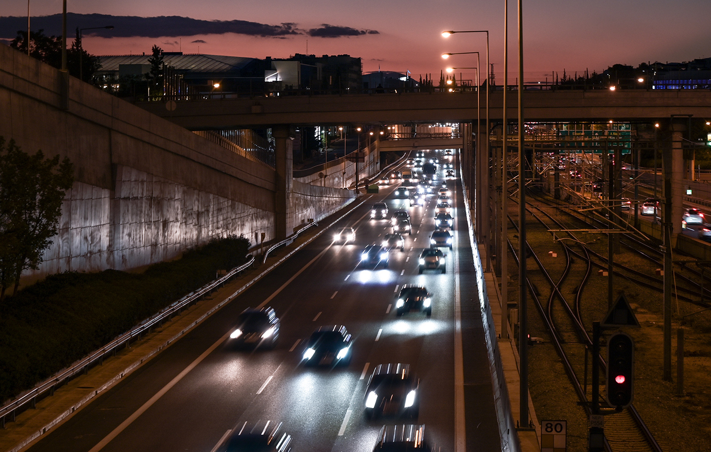 «Κόκκινοι» οι δρόμοι στην Αττική: Κίνηση στον Κηφισό, μποτιλιάρισμα στην Κηφισίας